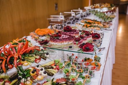 Ízletes örömök Hagyományos és modern catering opciók esküvődre